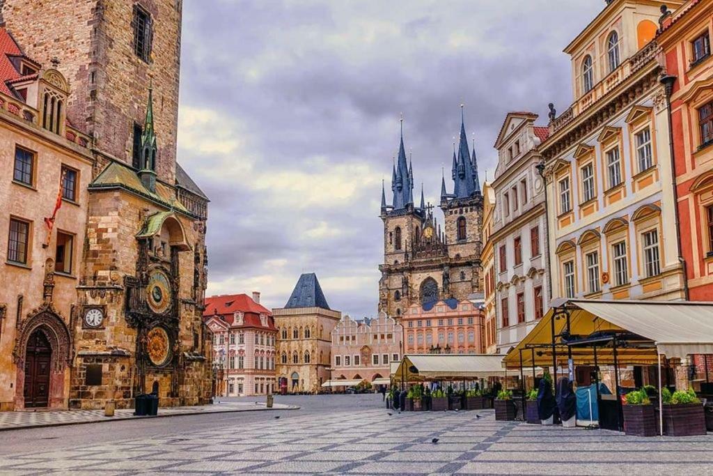 Quiet Apartment With Balcony Charles Bridge Praag Buitenkant foto